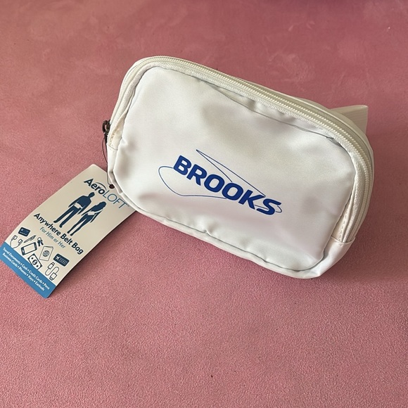 Sale! NWT Brooks x AeroLOFT Anywhere Unisex Belt Bag / Fanny Pack - Picture 2 of 8
